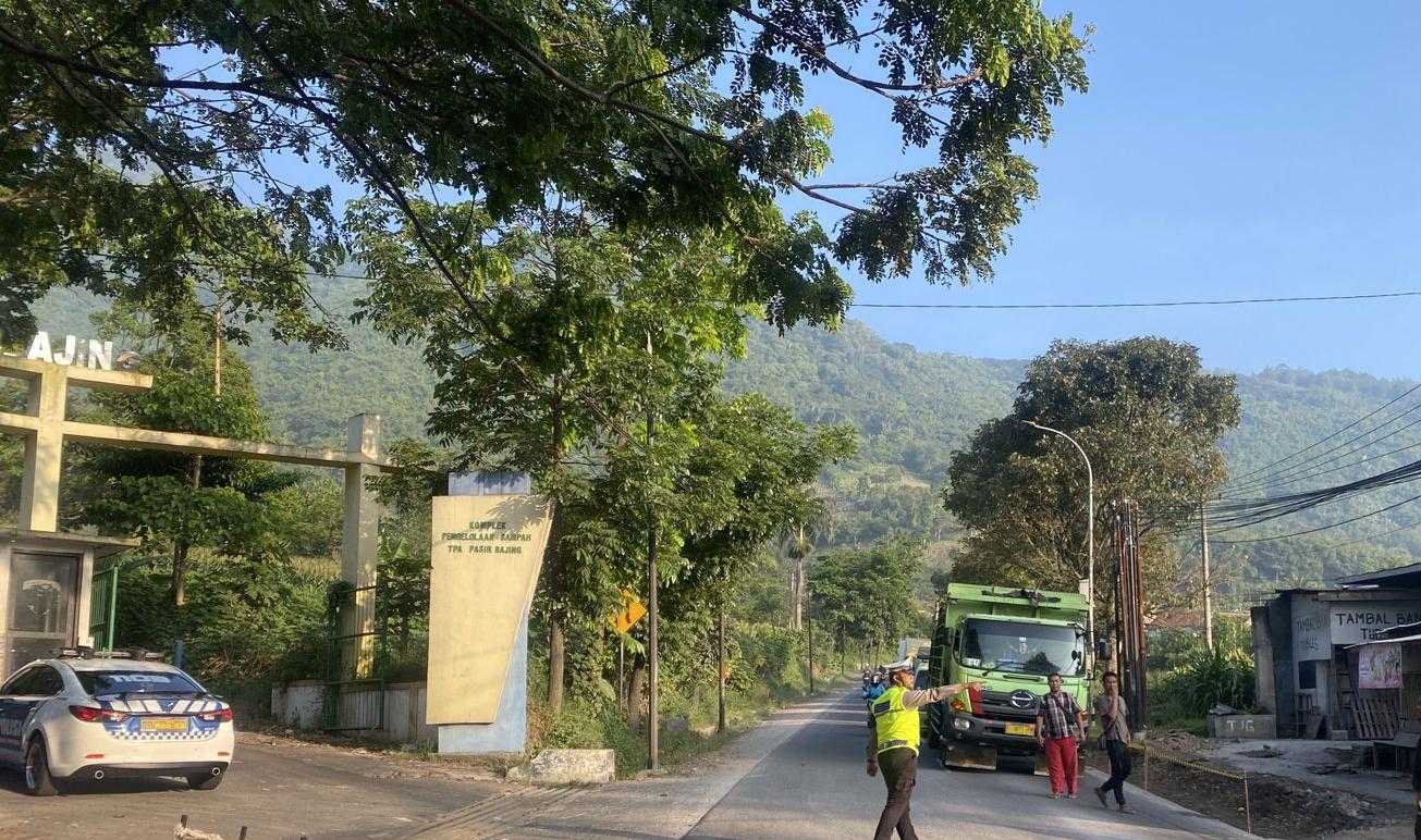 Truk Mogok di Tengah Jalan Picu Kemacetan Panjang di Pasir Bajing Leles Garut